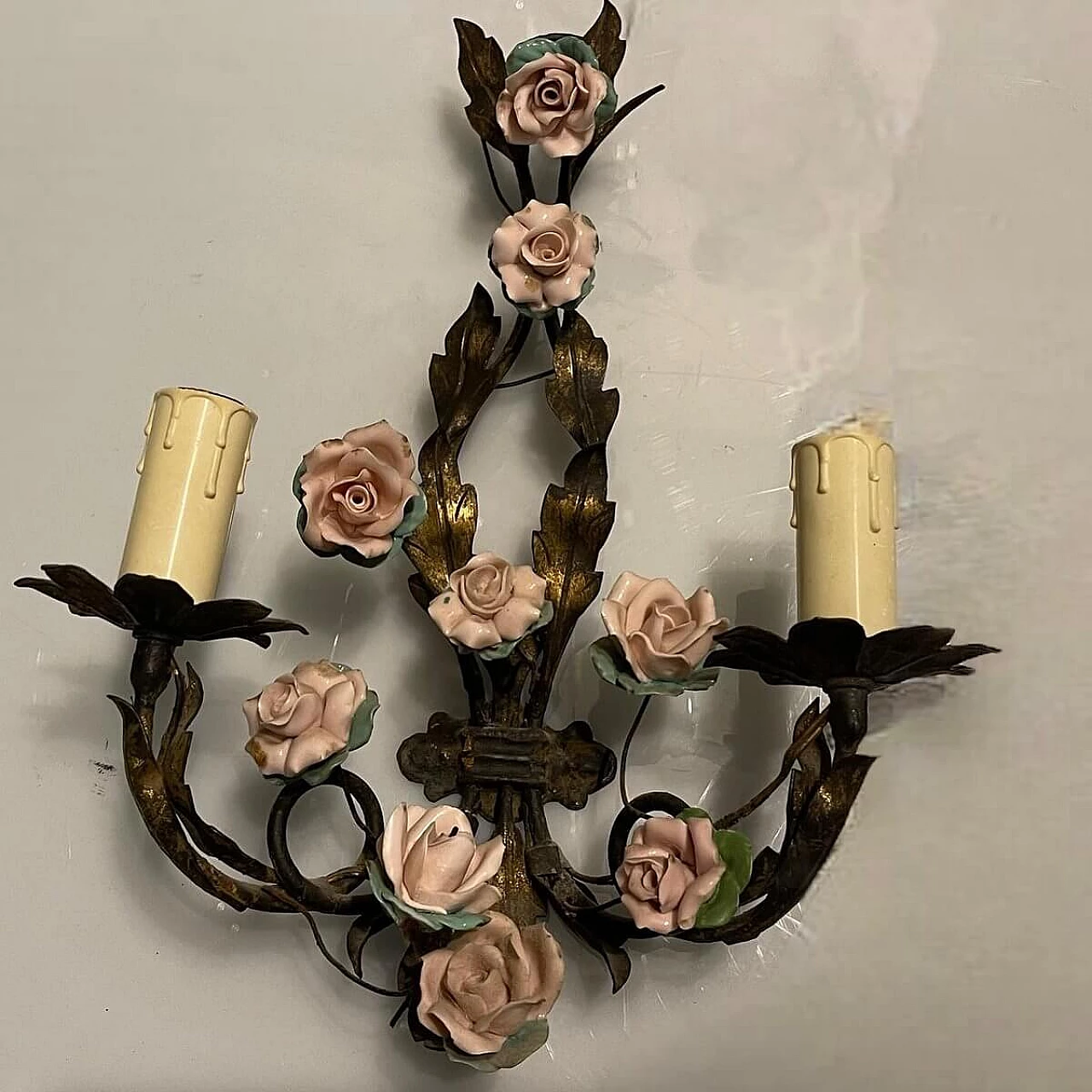 Coppia di applique con rose in tôle e porcellana, anni '60 4