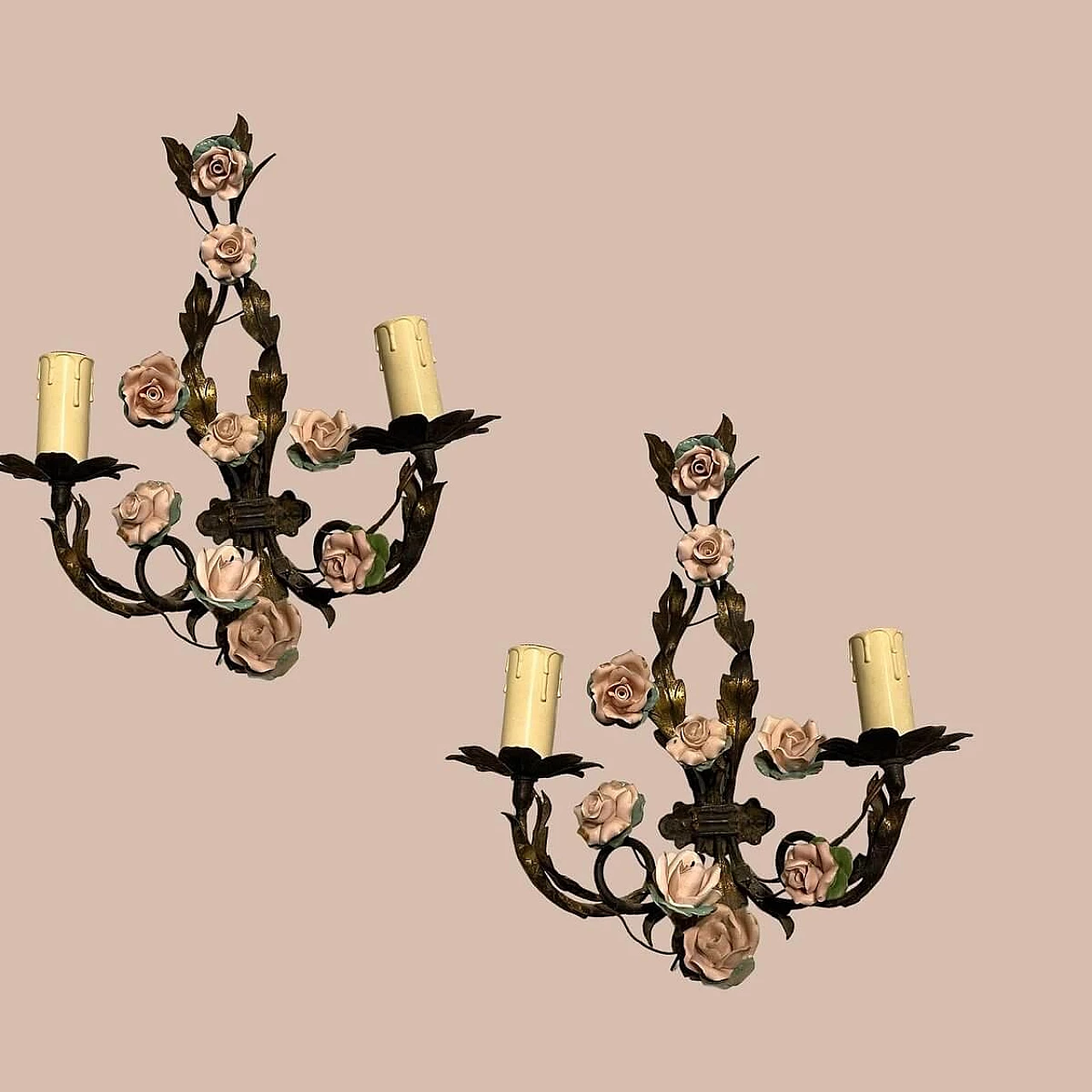 Coppia di applique con rose in tôle e porcellana, anni '60 5