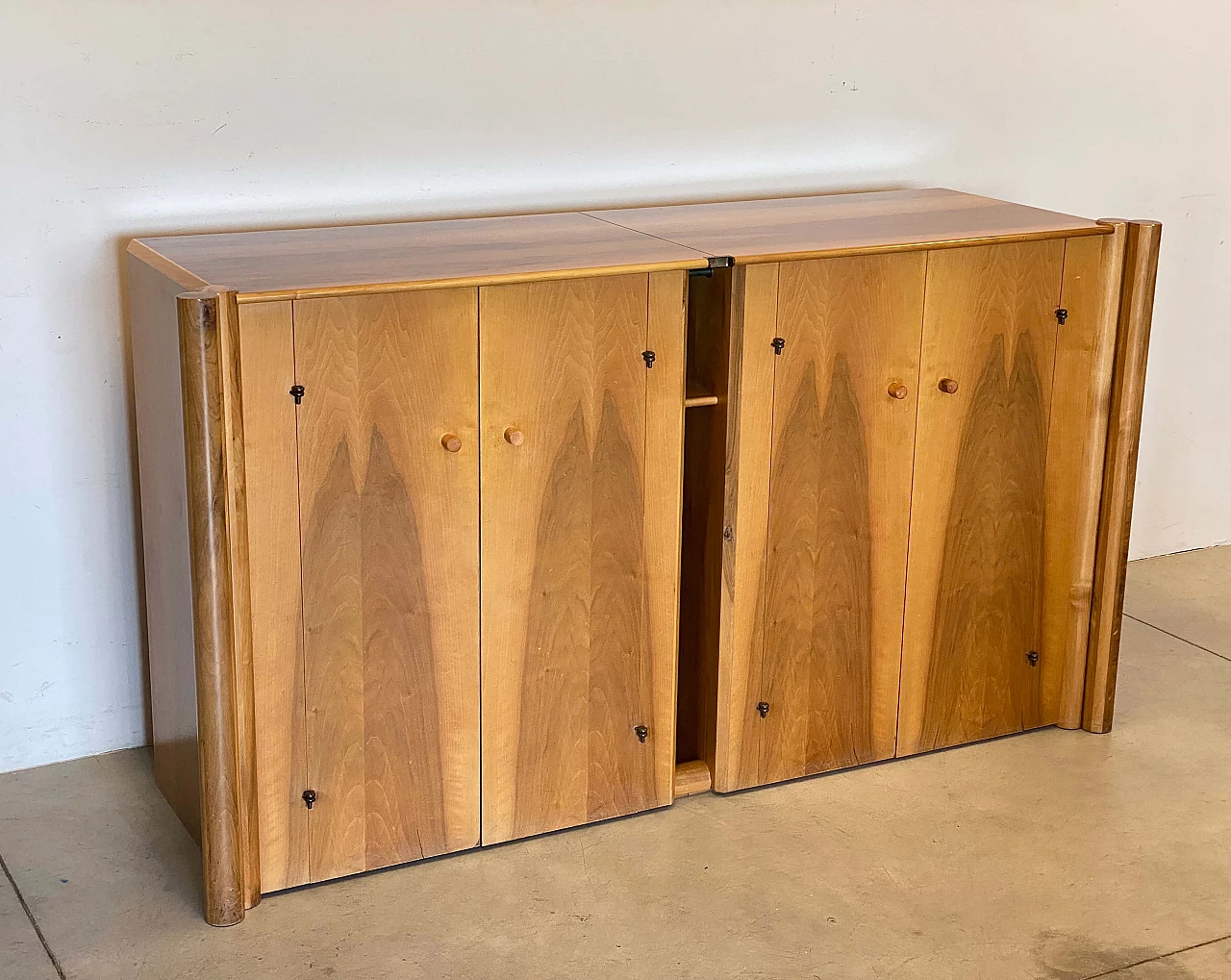 Walnut Scuderia four-door sideboard by Carlo Scarpa for Bernini, 1970s 1