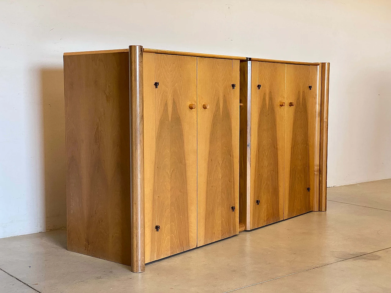 Credenza Scuderia in noce a quattro ante di Carlo Scarpa per Bernini, anni '70 2