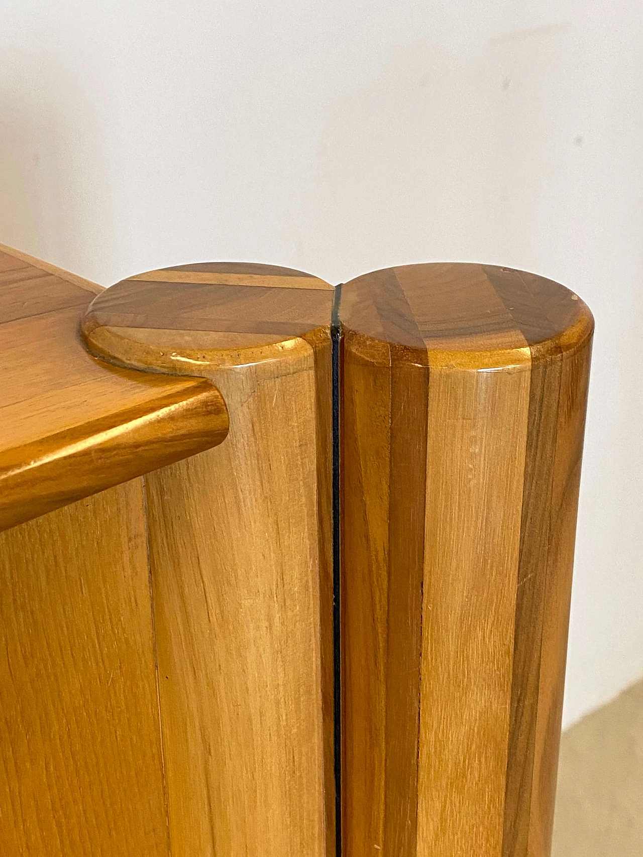 Walnut Scuderia four-door sideboard by Carlo Scarpa for Bernini, 1970s 10