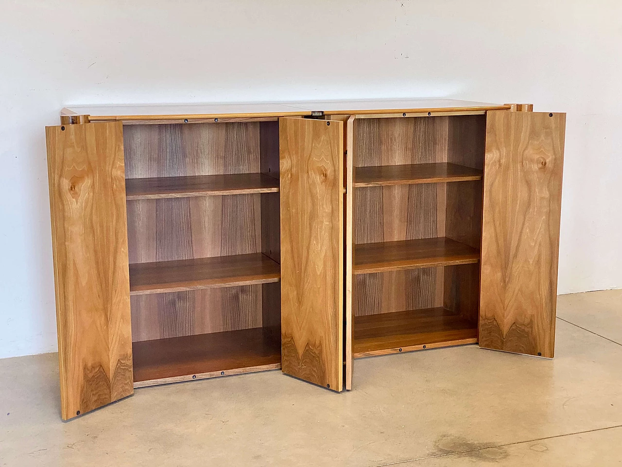 Walnut Scuderia four-door sideboard by Carlo Scarpa for Bernini, 1970s 11