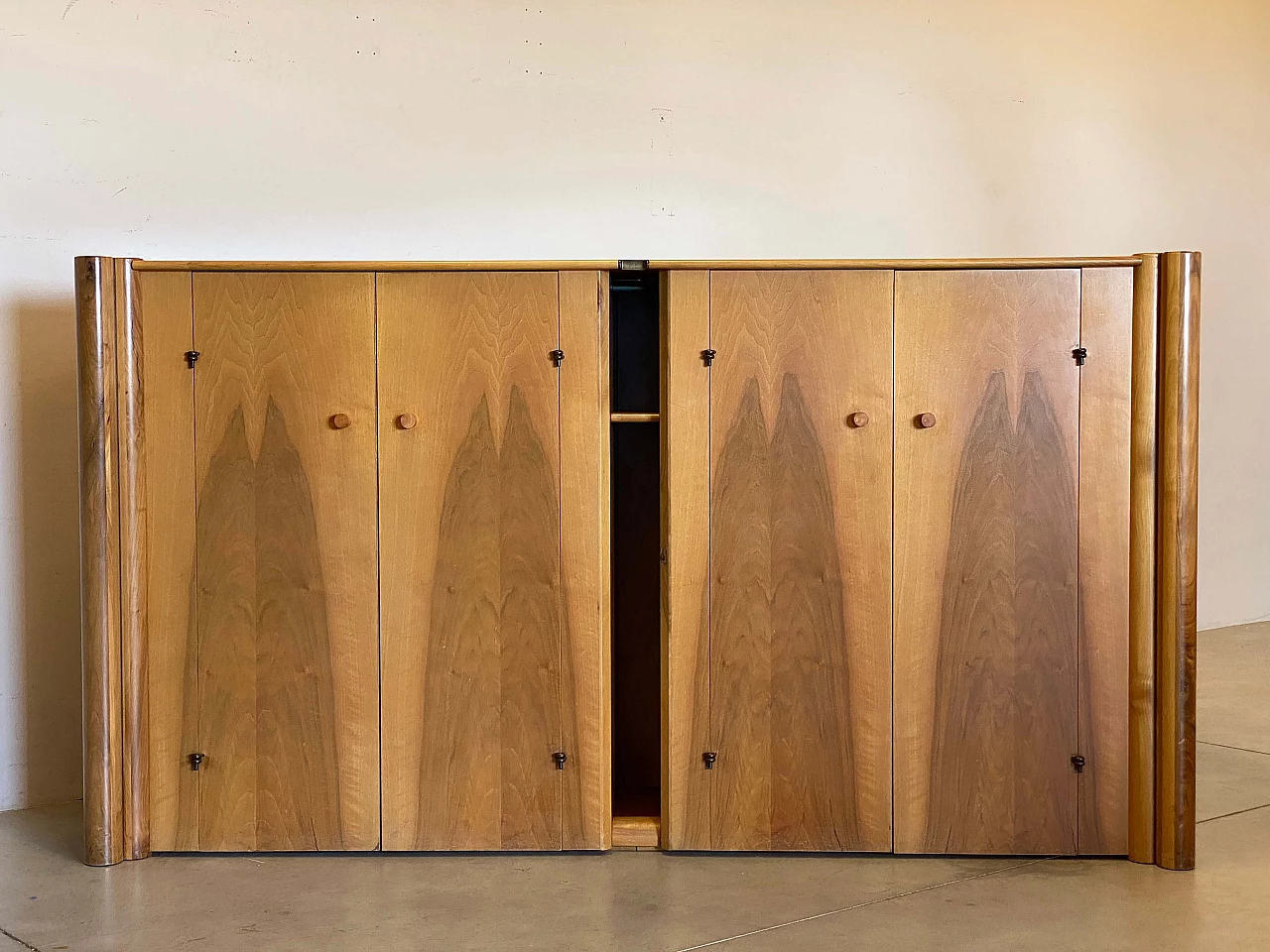 Walnut Scuderia four-door sideboard by Carlo Scarpa for Bernini, 1970s 15