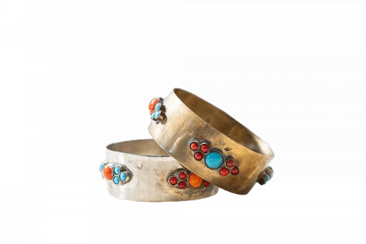 Coppia di bracciali rigidi in ottone con inserti in corallo, anni '70 7