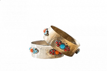 Coppia di bracciali rigidi in ottone con inserti in corallo, anni '70