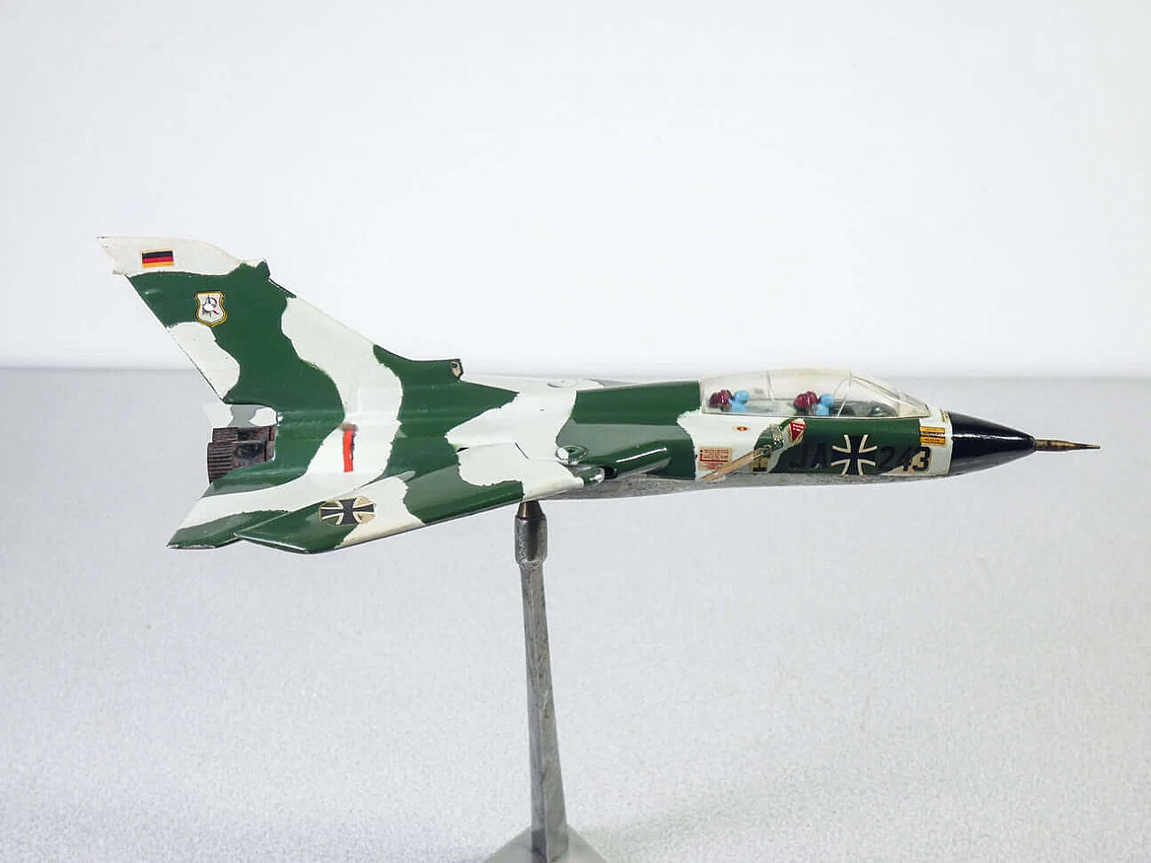 Modellino di aereo da guerra Panavia Tornado in alluminio, anni '80 7