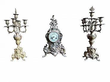 Trittico con orologio e coppia di candelabri in ottone, fine '800