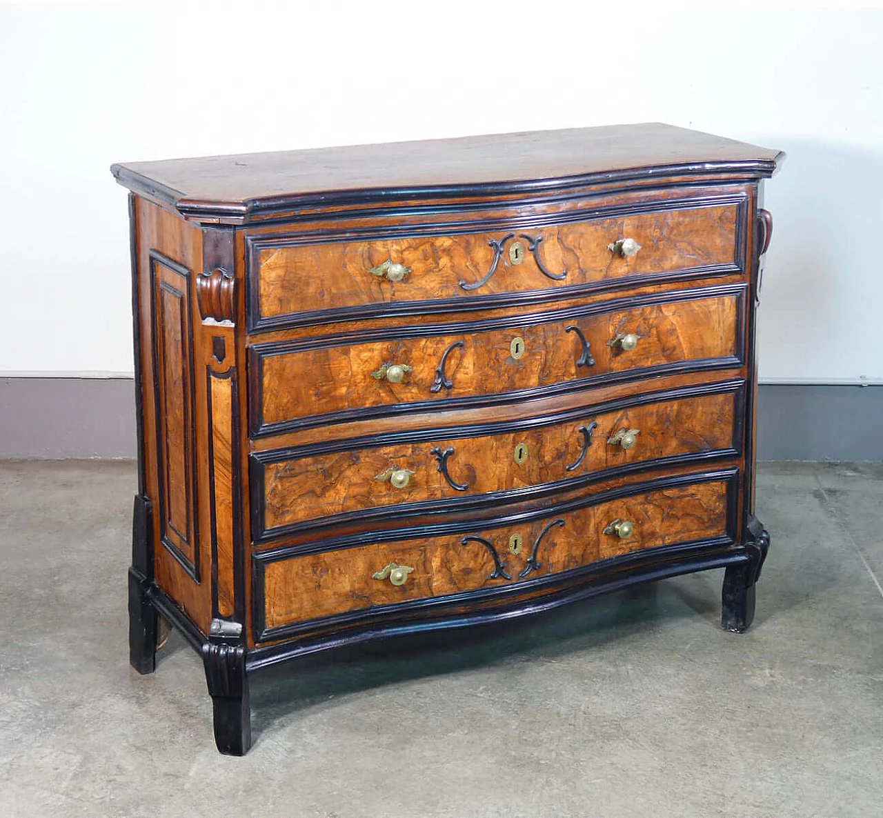 Louis XIV chest of drawers in wood and walnut root with ebonised details, 18th century 1
