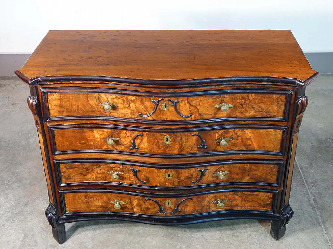 Louis XIV chest of drawers in wood and walnut root with ebonised details, 18th century 4