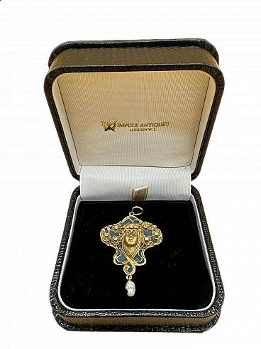 Pendente Liberty con viso di donna in oro con diamantini e perla di fiume, inizio '900