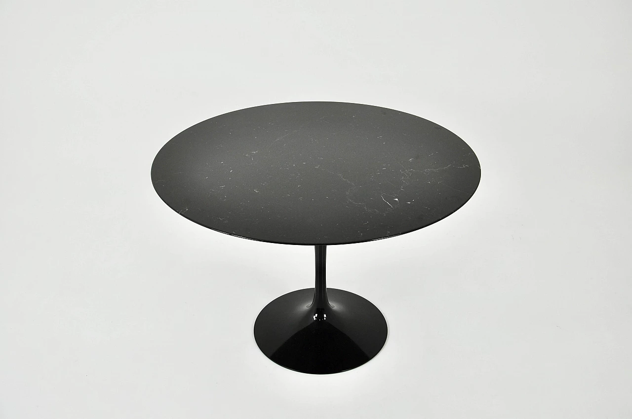 Tavolo in marmo nero con base in alluminio di Eero Saarinen per Knoll, anni 2000 1