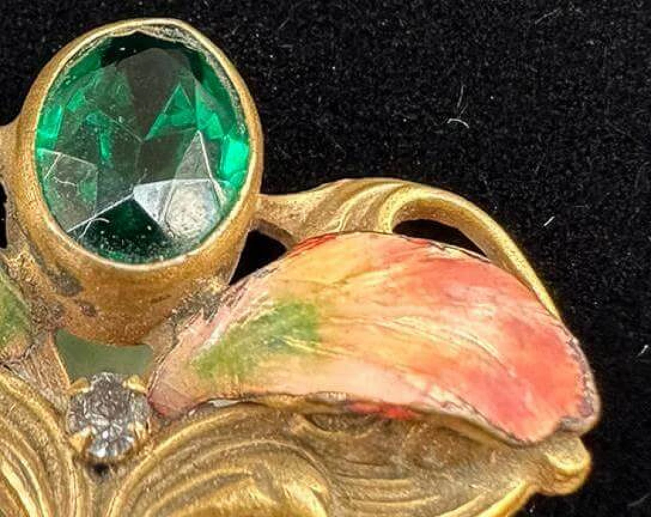 Spilla in metallo dorato con pietre verdi, brillantino e foglie a smalto, inizio '900 4
