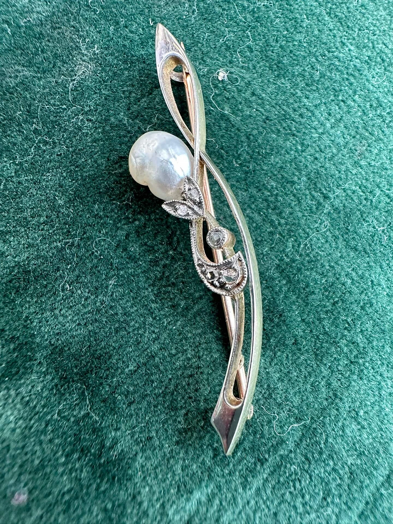 Spilla in oro bianco e giallo con brillantini e perla di fiume, inizio '900 1