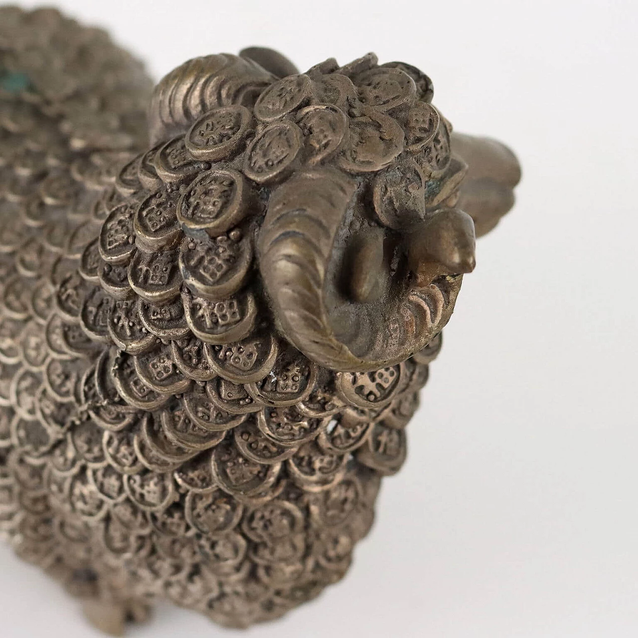 Coppia di sculture cinesi di arieti in metallo 7