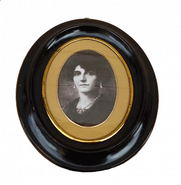 Fotografia di nobildonna con cornice ovale nera