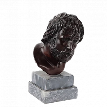 Scultura di testa di Seneca in bronzo su base in marmo