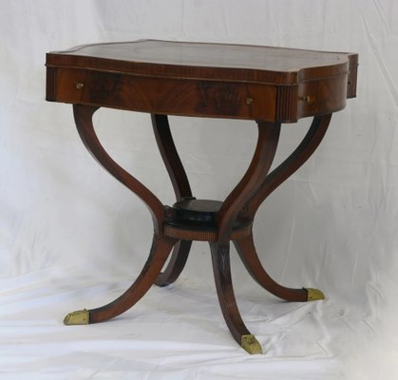 Mahogany feather game table with bronze feet and knobs, 1920s 1