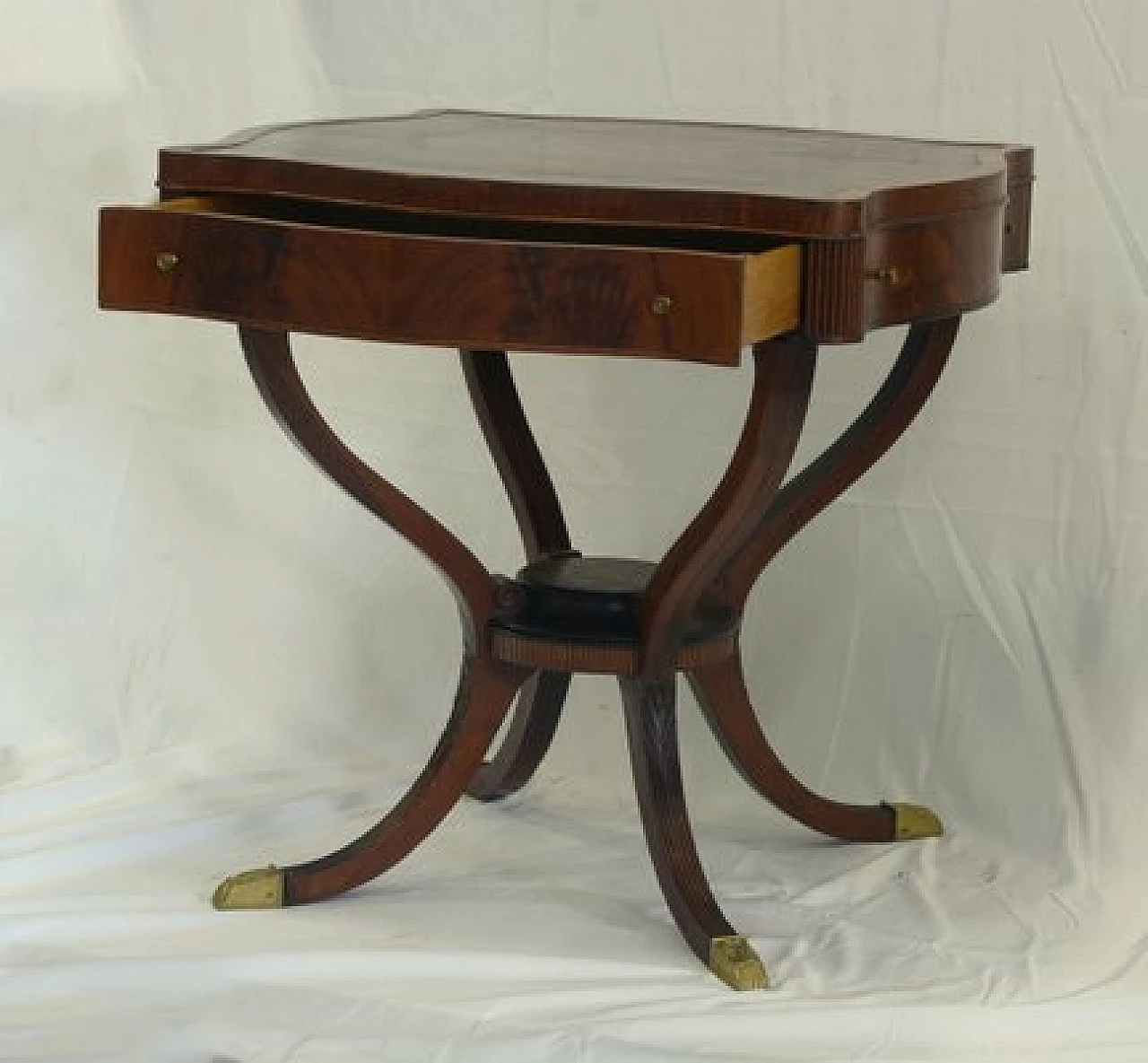 Mahogany feather game table with bronze feet and knobs, 1920s 9