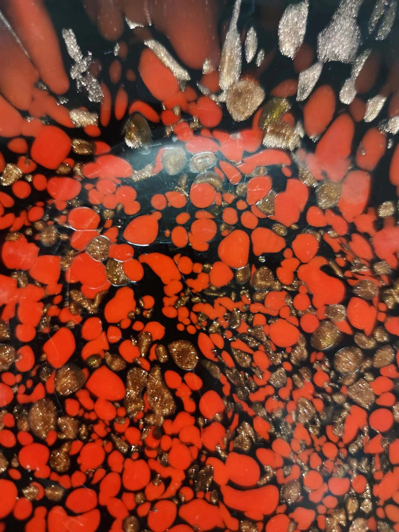 Coppia di vasi e piatti in vetro di Murano nero e rosso con avventurina in bronzo di Vincenzo Nason, anni '60 2