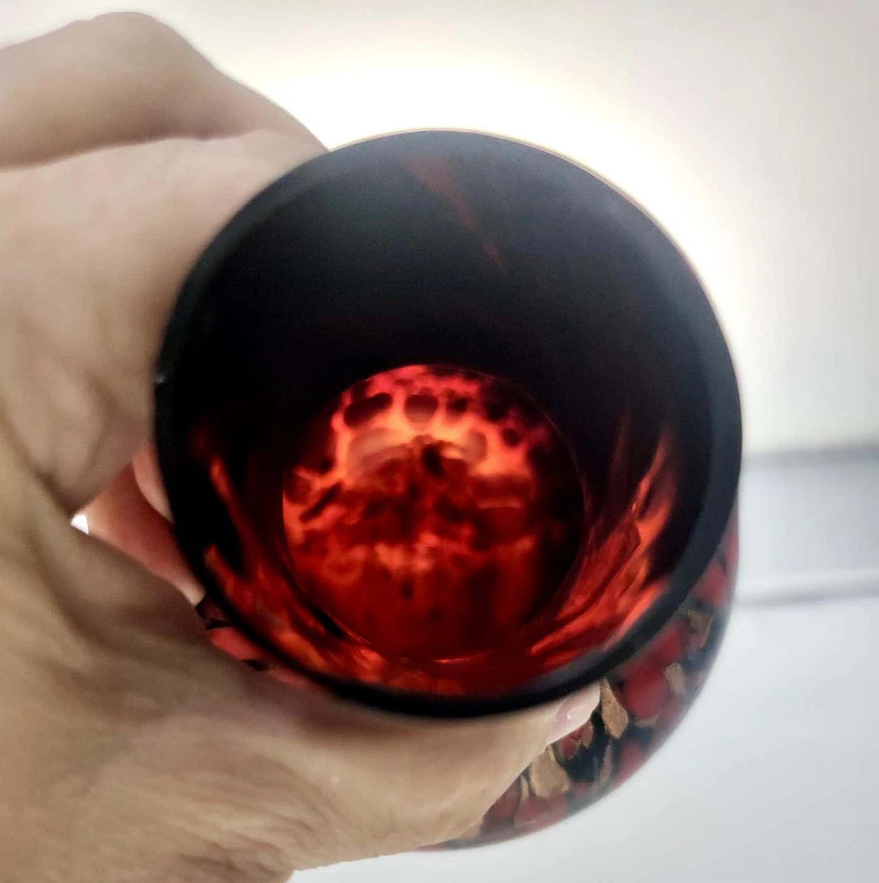 Coppia di vasi e piatti in vetro di Murano nero e rosso con avventurina in bronzo di Vincenzo Nason, anni '60 10