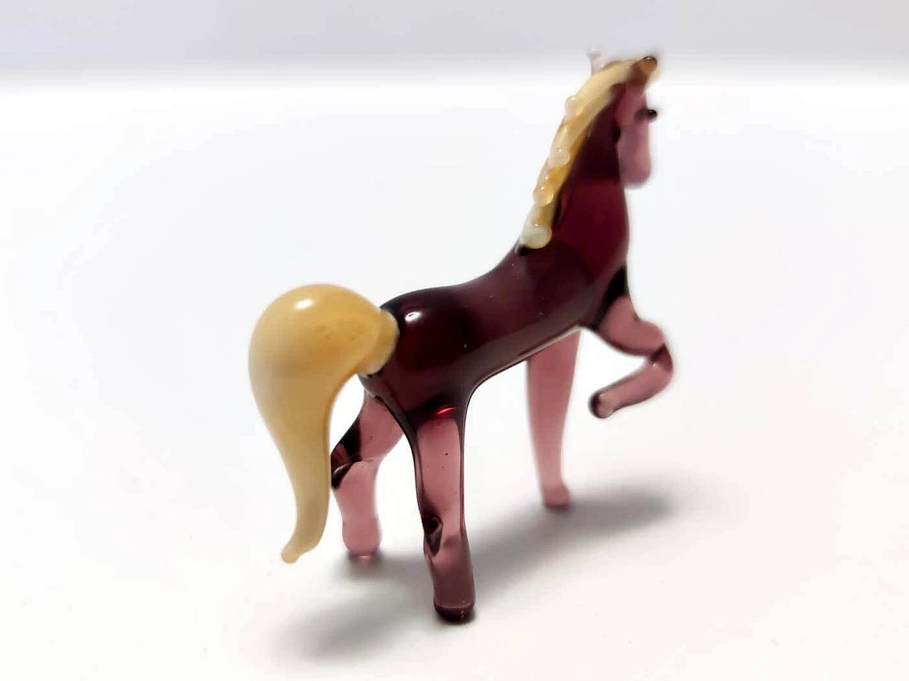 Cavallo in miniatura in vetro di Murano color crema e ametista, anni '20 4