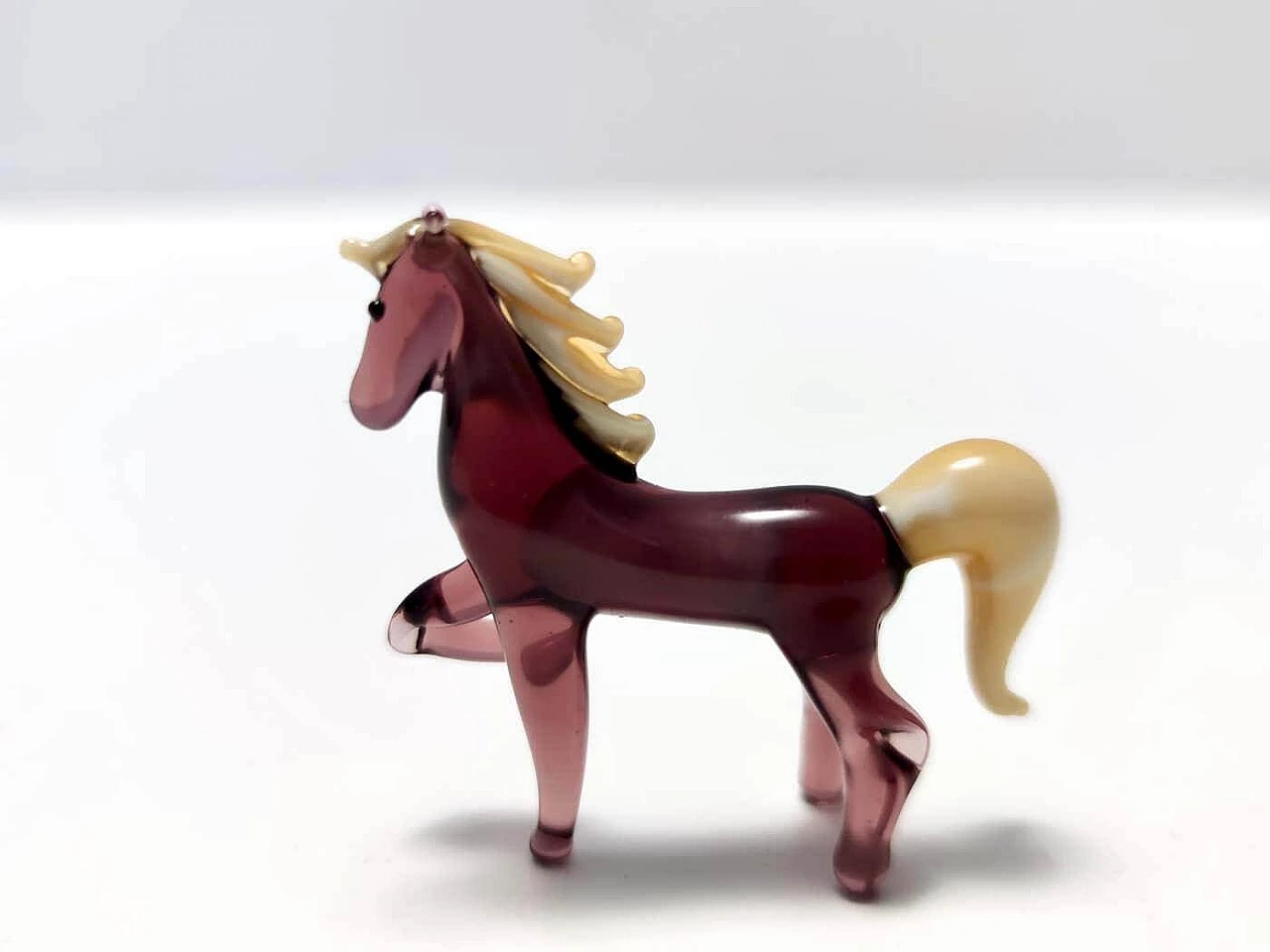 Cavallo in miniatura in vetro di Murano color crema e ametista, anni '20 7