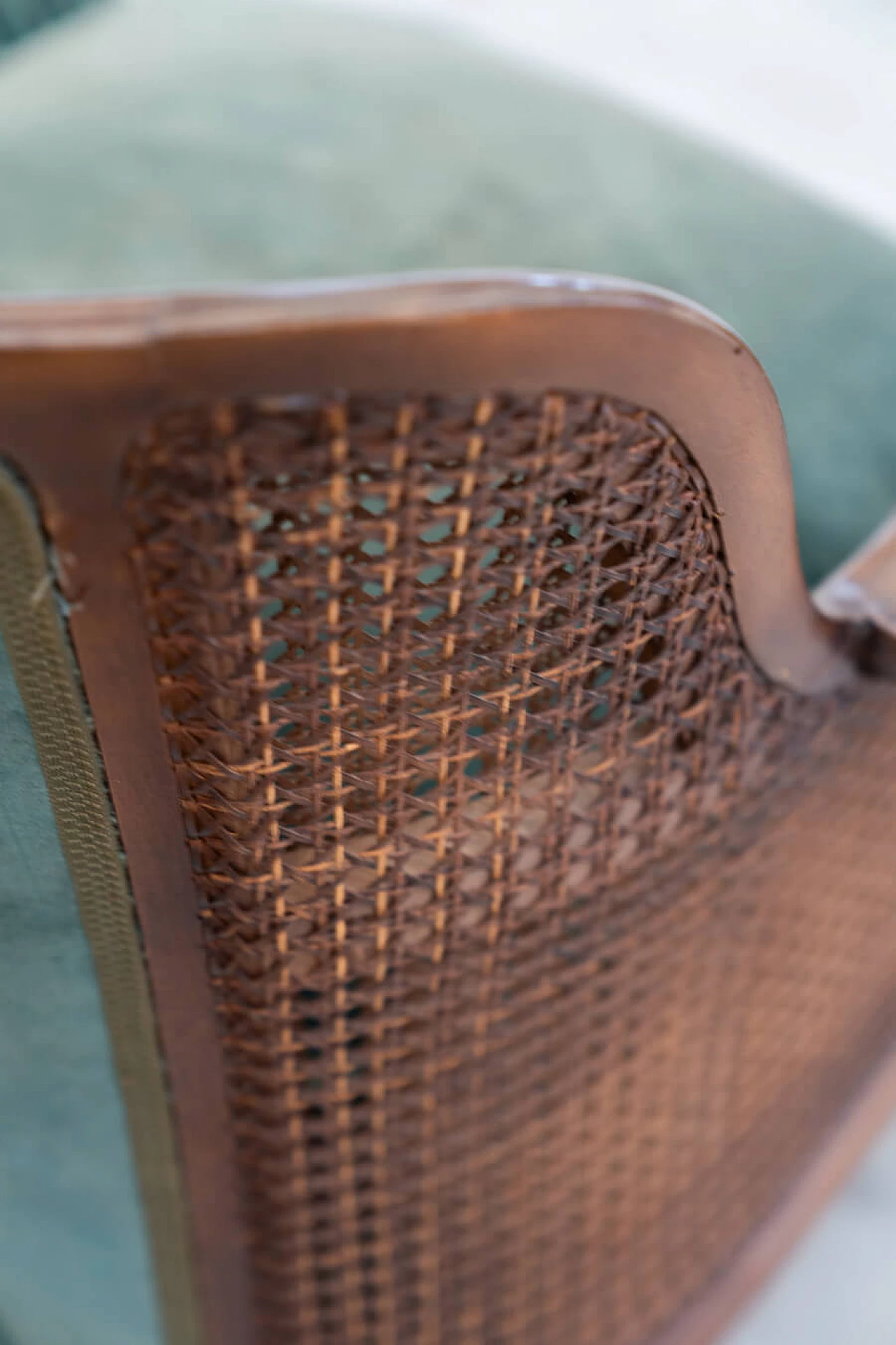 Divano a tre posti e coppia di poltrone in paglia di Vienna e velluto verde con rilievi, anni '50 7