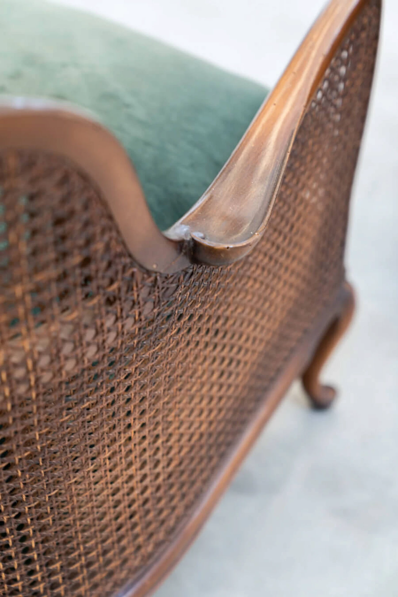 Divano a tre posti e coppia di poltrone in paglia di Vienna e velluto verde con rilievi, anni '50 8