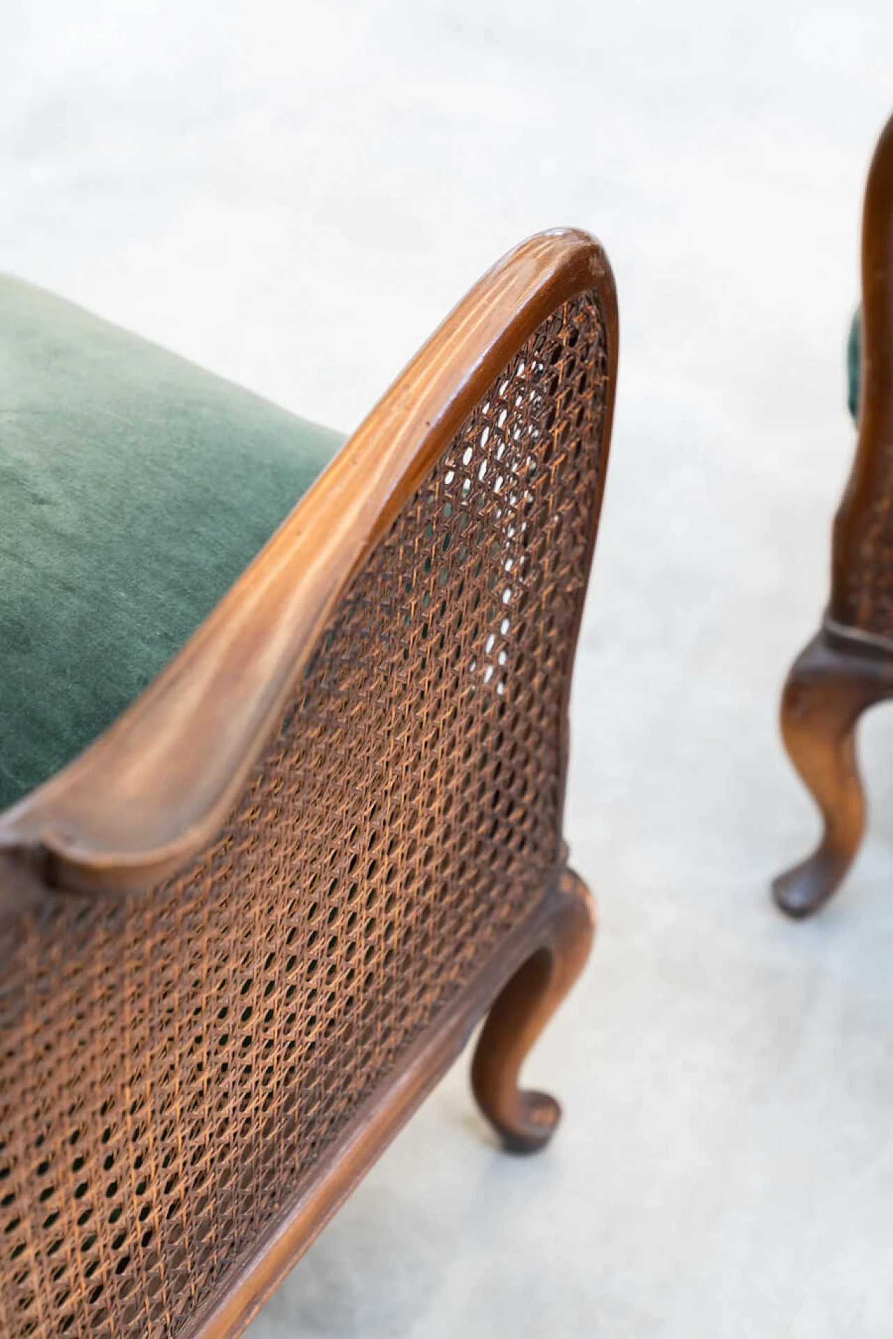 Divano a tre posti e coppia di poltrone in paglia di Vienna e velluto verde con rilievi, anni '50 9