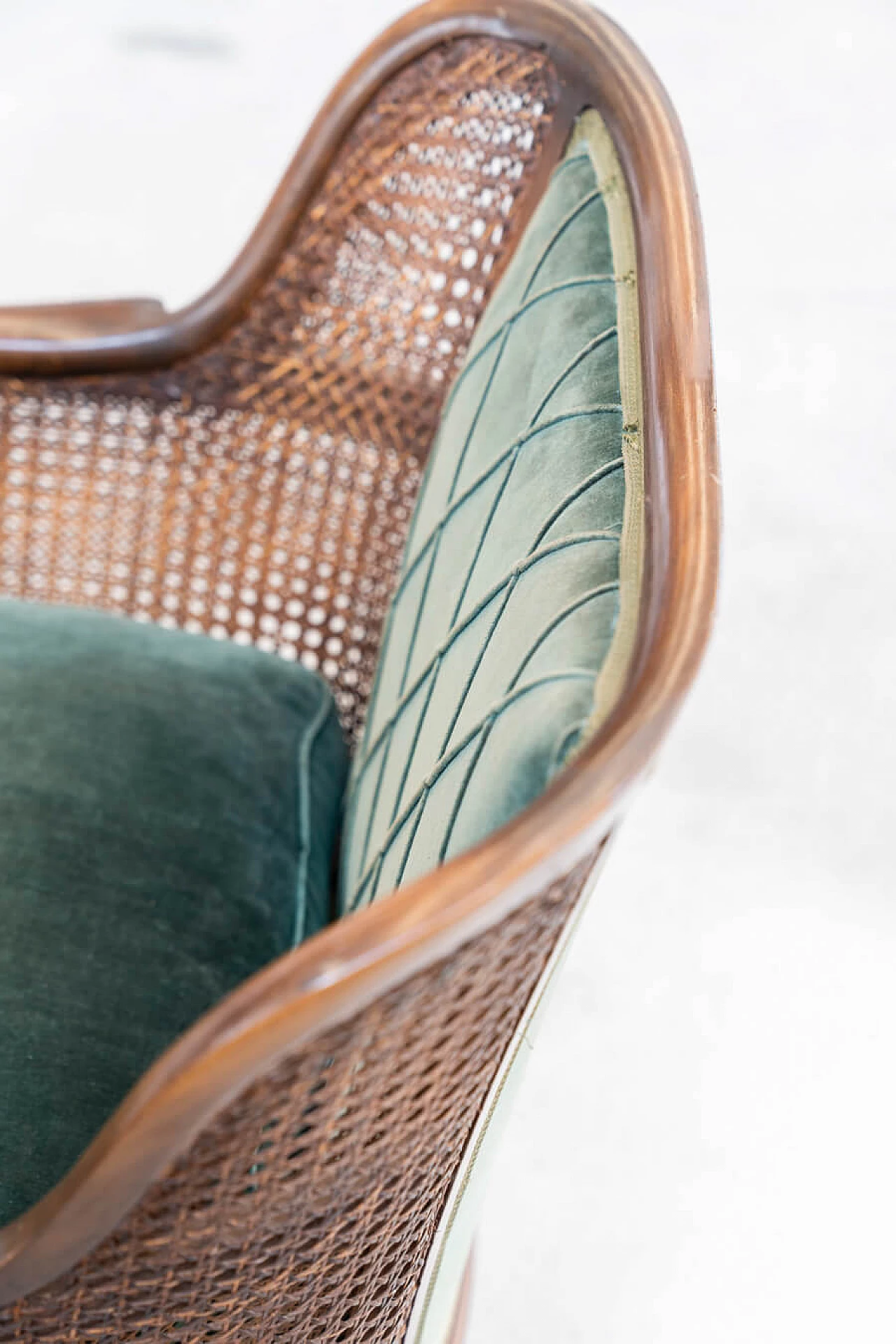 Divano a tre posti e coppia di poltrone in paglia di Vienna e velluto verde con rilievi, anni '50 10