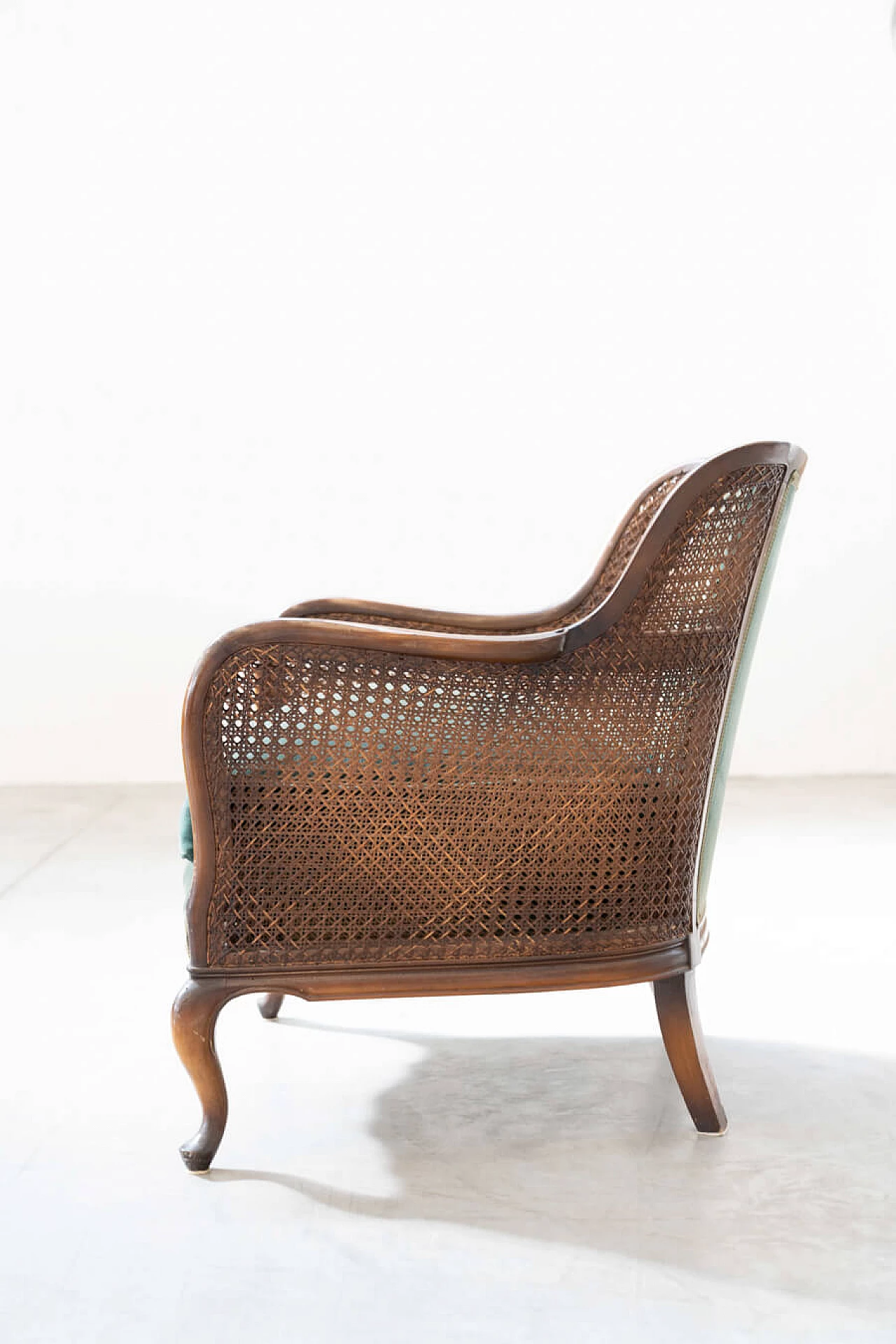 Divano a tre posti e coppia di poltrone in paglia di Vienna e velluto verde con rilievi, anni '50 14