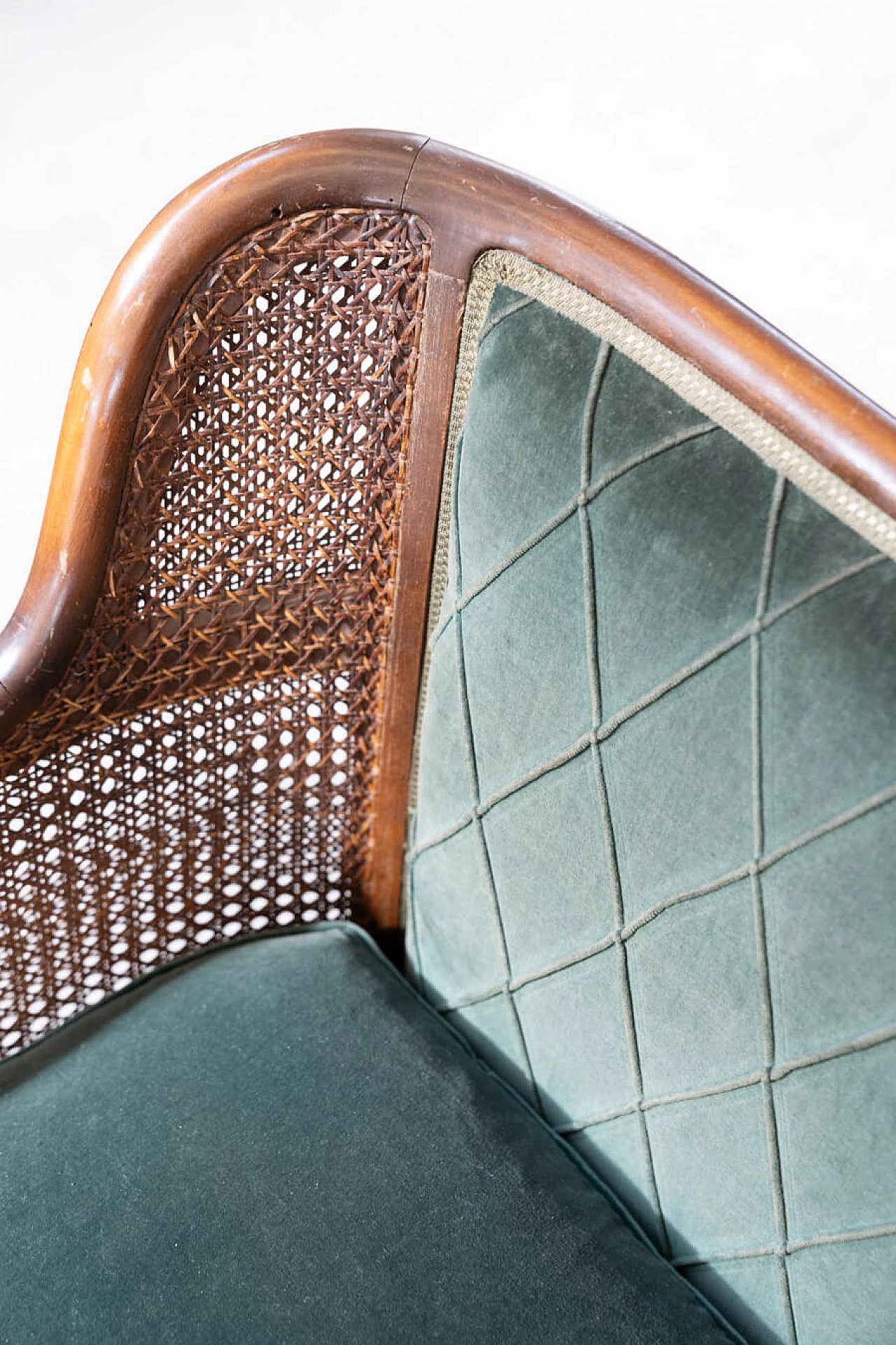 Divano a tre posti e coppia di poltrone in paglia di Vienna e velluto verde con rilievi, anni '50 15