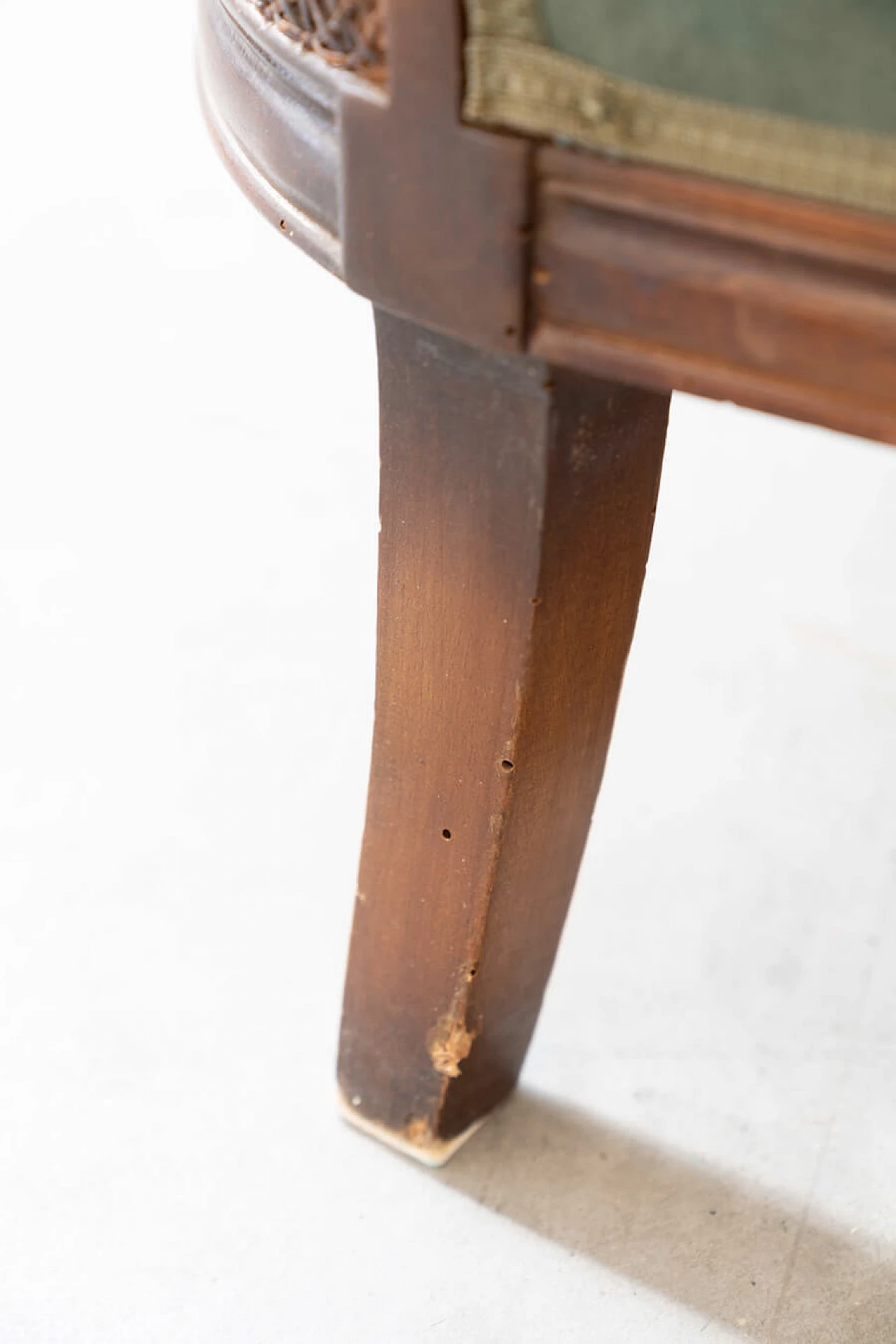 Divano a tre posti e coppia di poltrone in paglia di Vienna e velluto verde con rilievi, anni '50 20