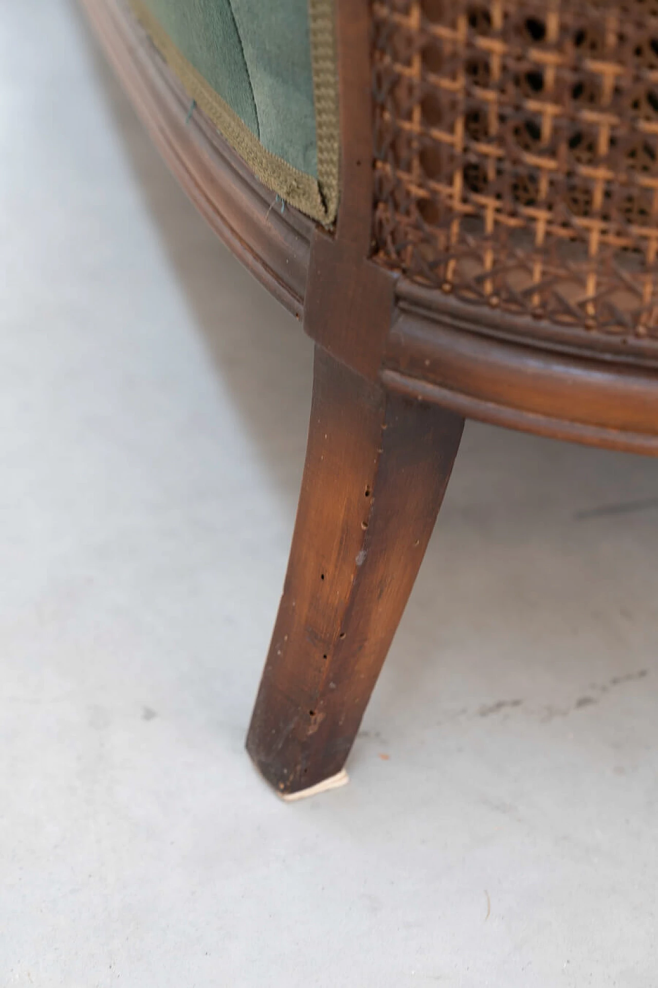 Divano a tre posti e coppia di poltrone in paglia di Vienna e velluto verde con rilievi, anni '50 21