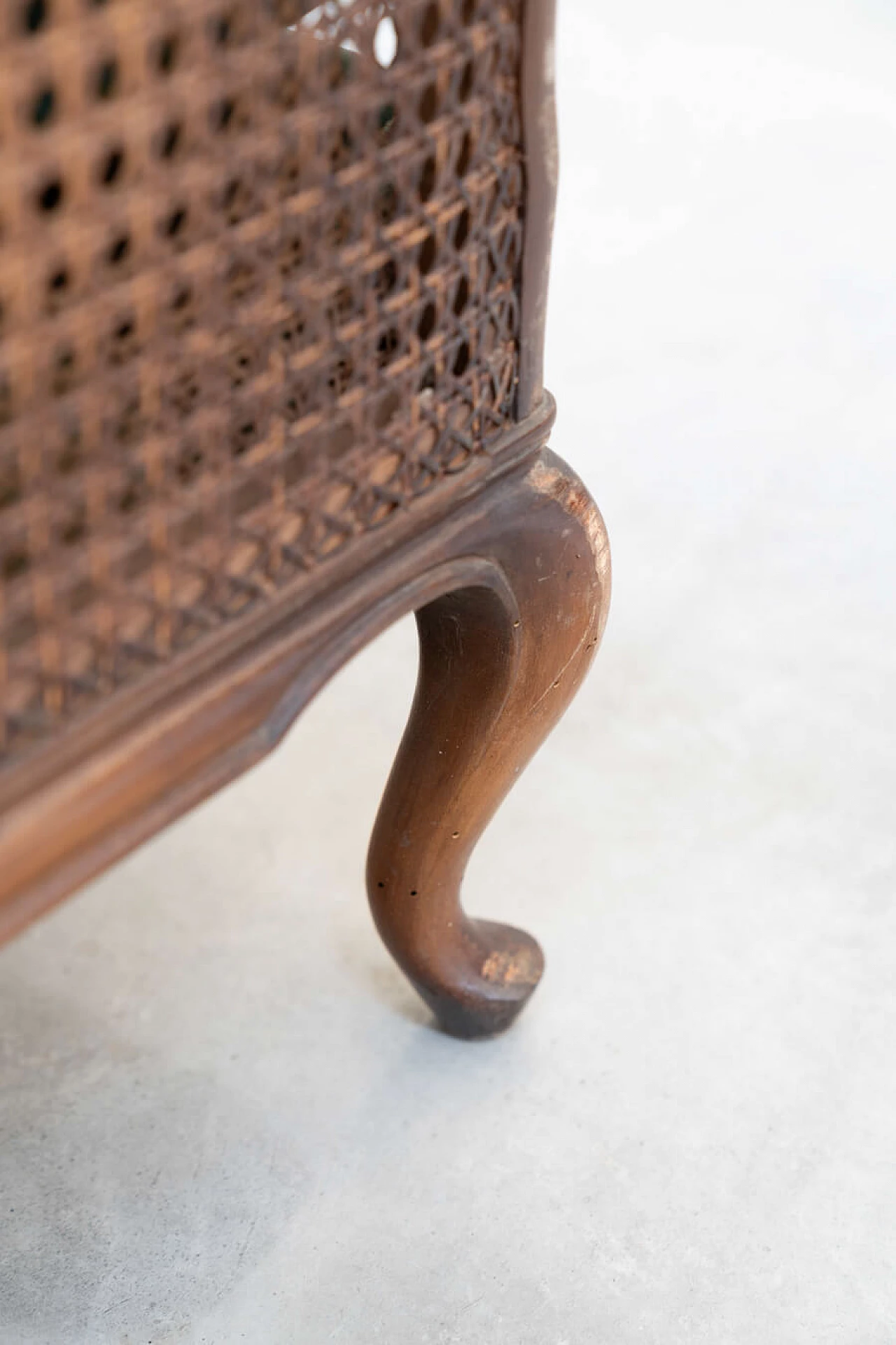 Divano a tre posti e coppia di poltrone in paglia di Vienna e velluto verde con rilievi, anni '50 22