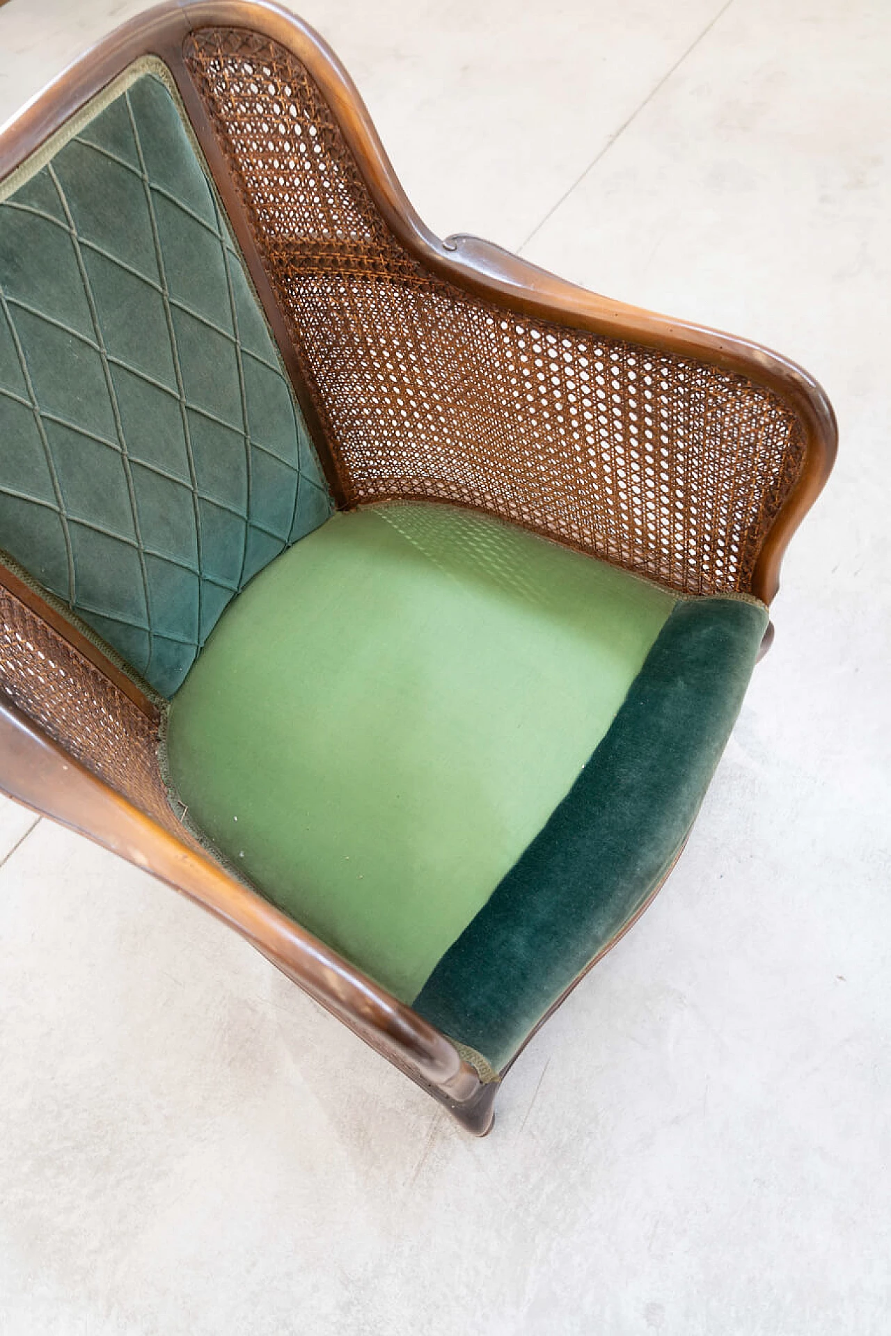 Divano a tre posti e coppia di poltrone in paglia di Vienna e velluto verde con rilievi, anni '50 25