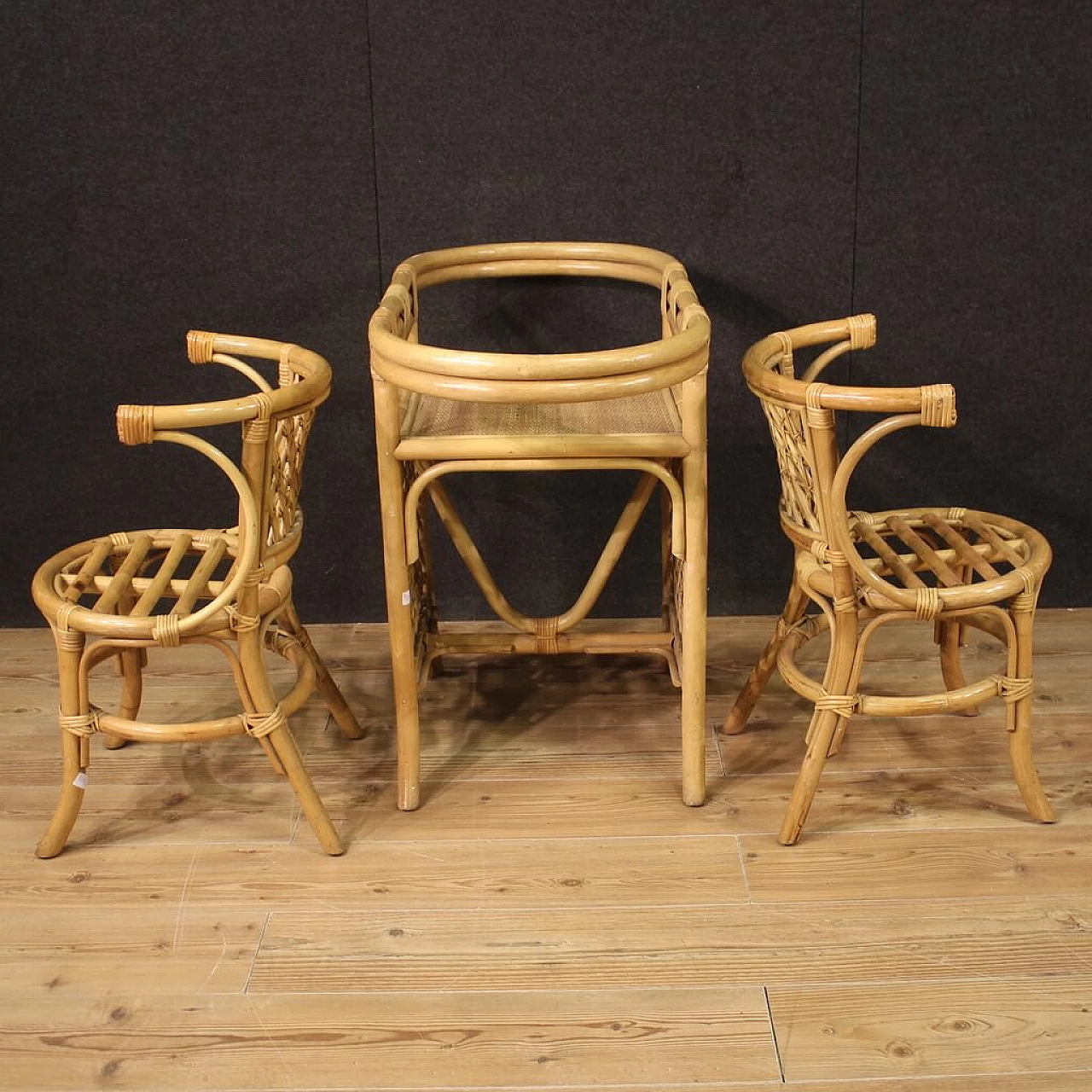 Tavolino da salotto e coppia di sedie in bambù, legno intrecciato e rattan, anni '70 5
