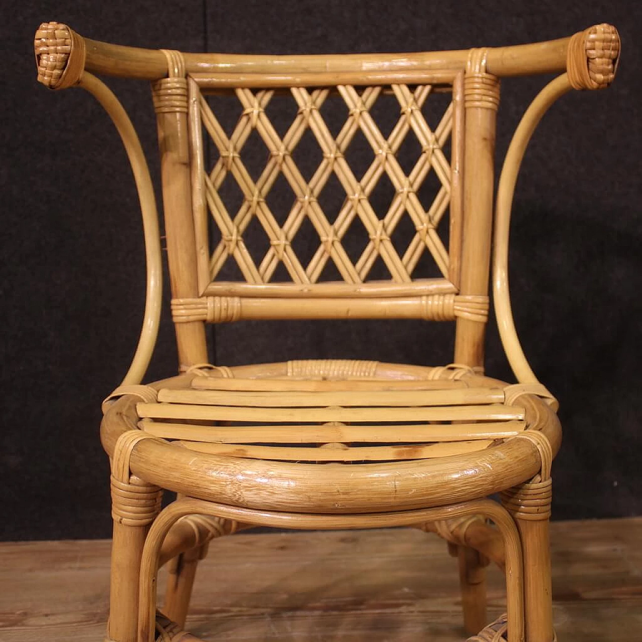 Tavolino da salotto e coppia di sedie in bambù, legno intrecciato e rattan, anni '70 10