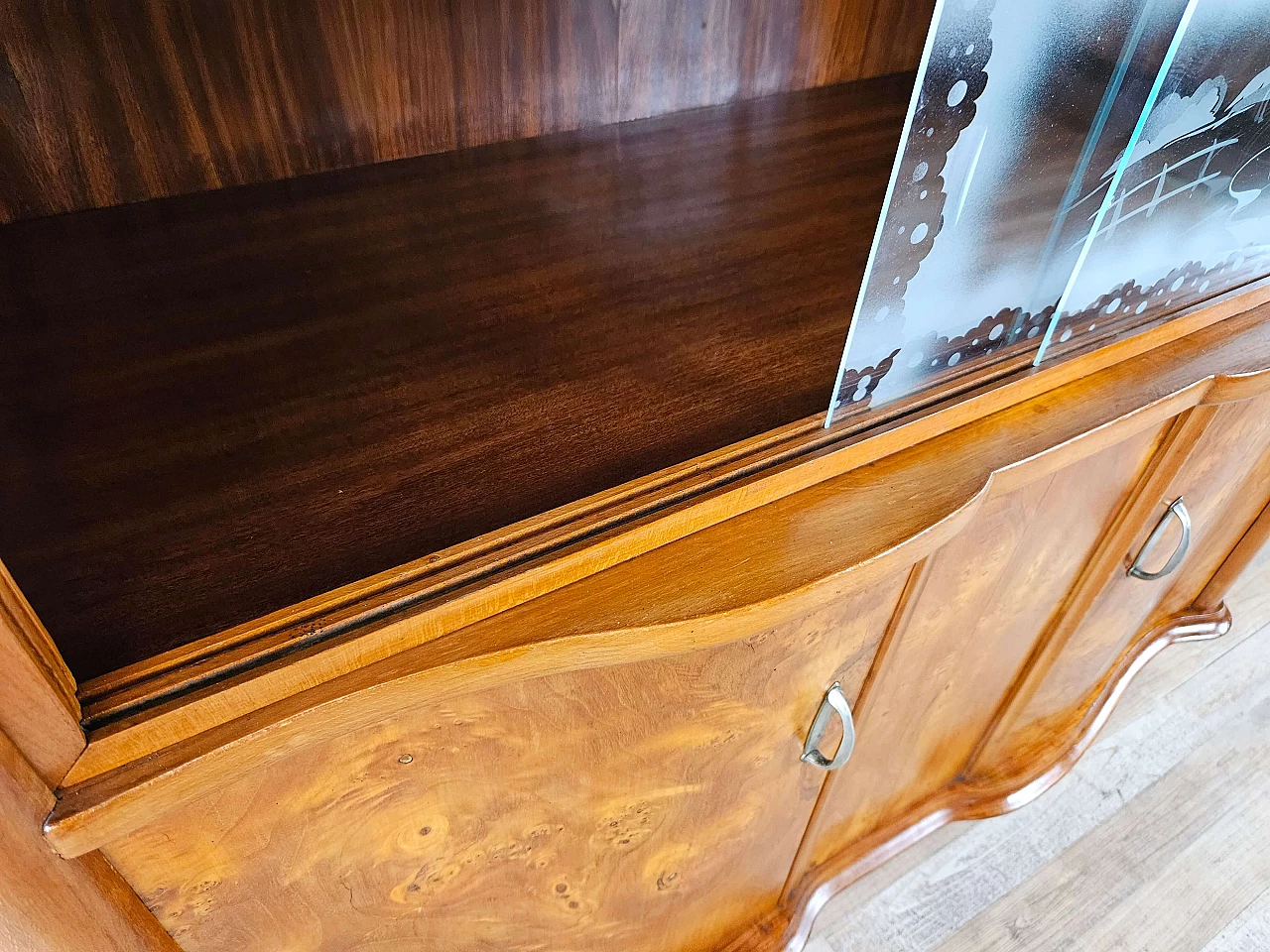 Credenza in radica di noce biondo con vetri decorati, anni '50 13