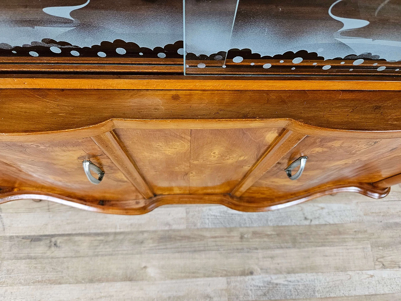 Credenza in radica di noce biondo con vetri decorati, anni '50 18