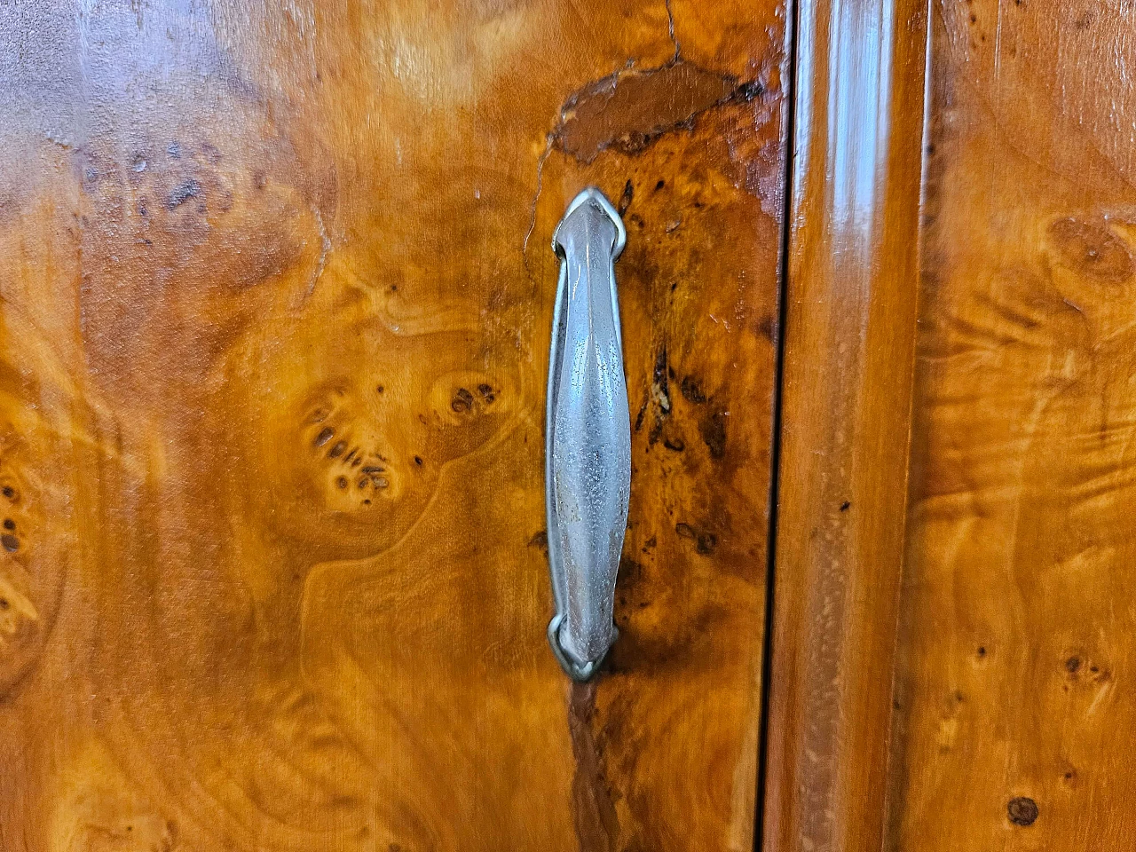 Credenza in radica di noce biondo con vetri decorati, anni '50 21