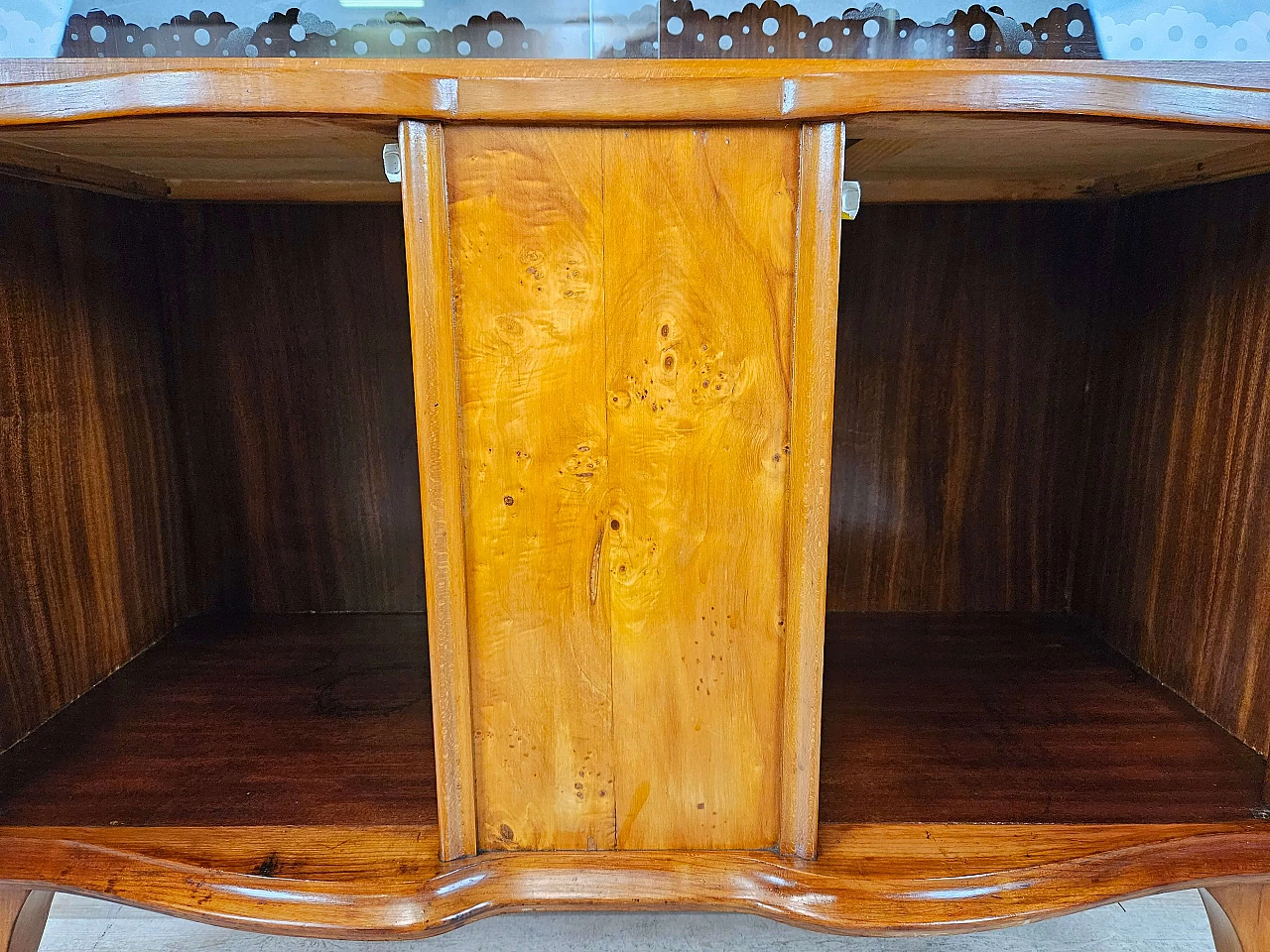 Credenza in radica di noce biondo con vetri decorati, anni '50 27