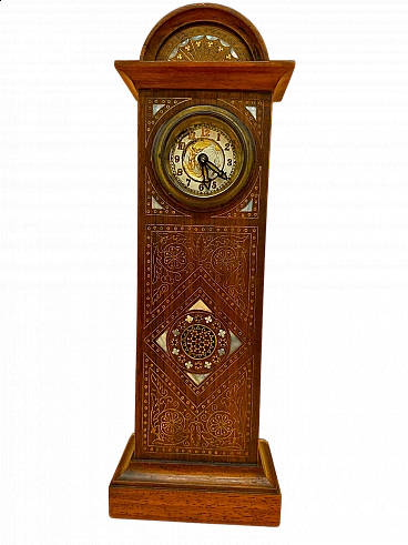 Orologio da tavolo in mogano con decori e intarsi a madre perla, inizio '900