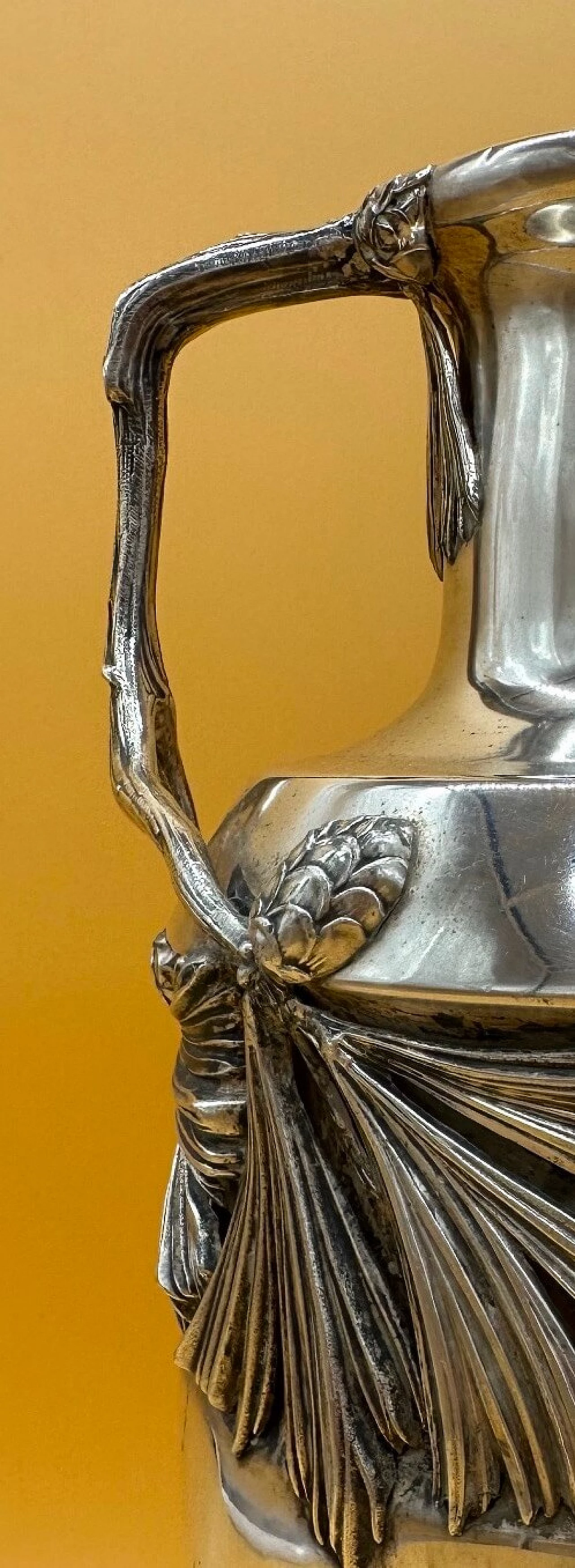 Vaso in metallo con pigne e aghi di pino, inizio '900 3