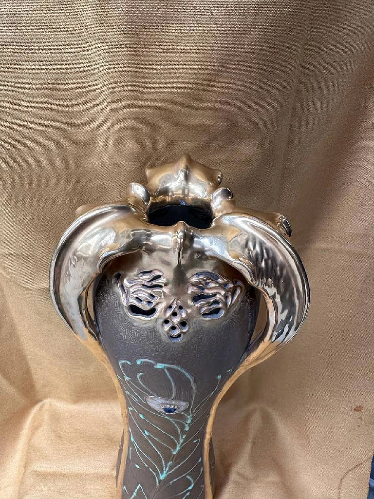 Vaso in porcellana con piume di pavone in rilievo di Amphora Bohemian, inizio '900 1