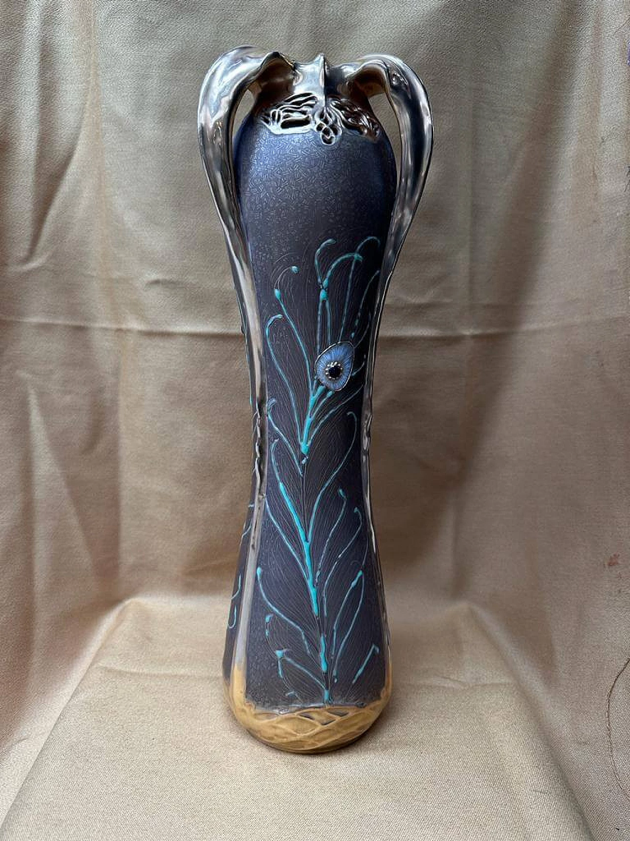Vaso in porcellana con piume di pavone in rilievo di Amphora Bohemian, inizio '900 2