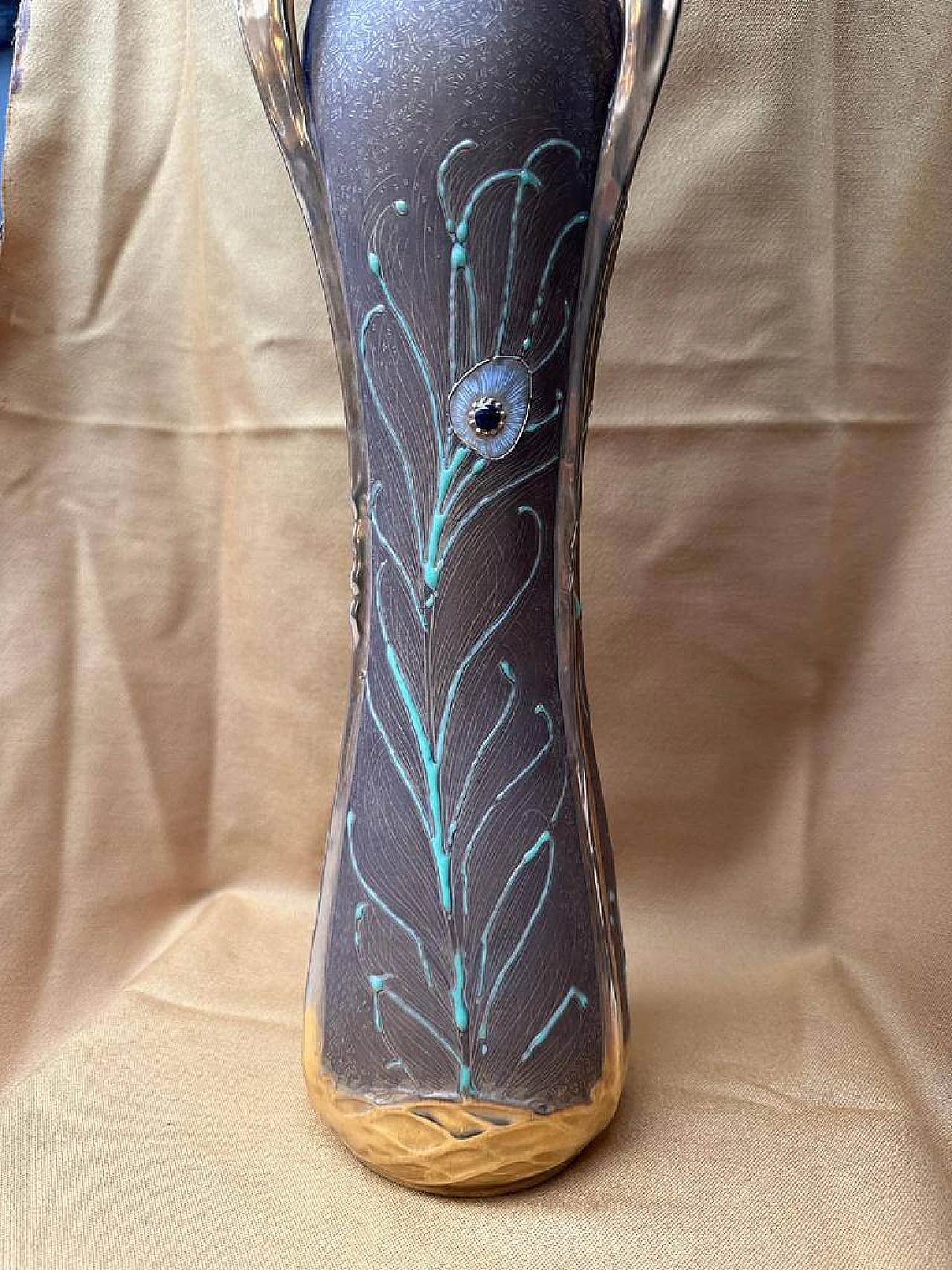Vaso in porcellana con piume di pavone in rilievo di Amphora Bohemian, inizio '900 4