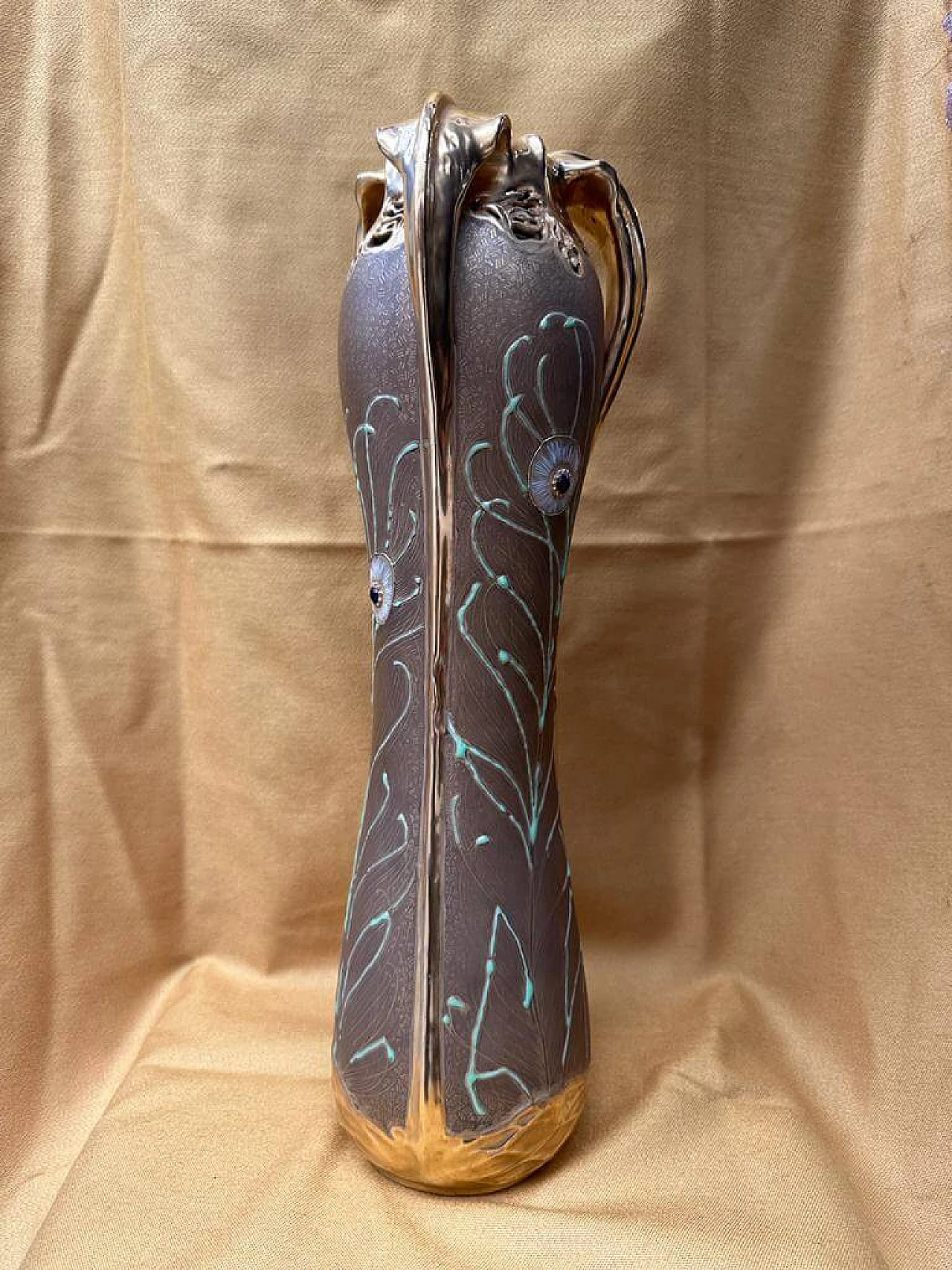 Vaso in porcellana con piume di pavone in rilievo di Amphora Bohemian, inizio '900 5