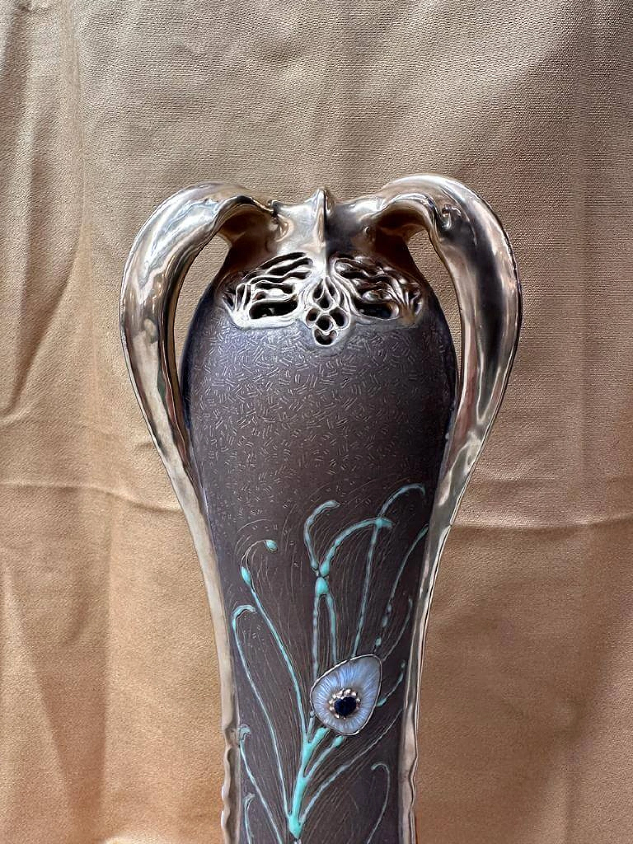 Vaso in porcellana con piume di pavone in rilievo di Amphora Bohemian, inizio '900 6