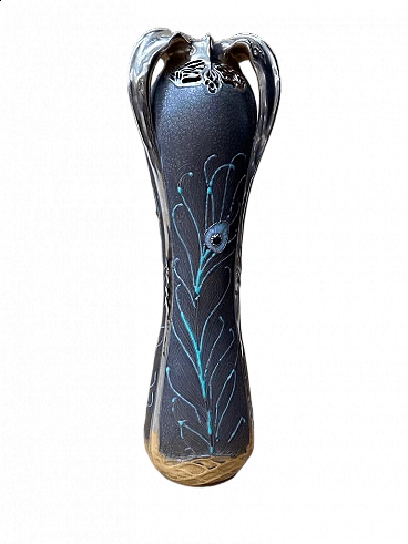 Vaso in porcellana con piume di pavone in rilievo di Amphora Bohemian, inizio '900